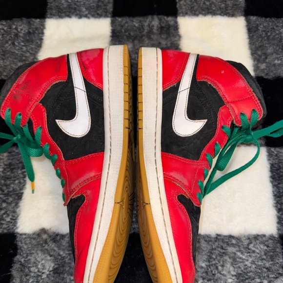 Nike Air Jordon 1 Mid SE Christmas Sneaker In Black, Fire Red & White Sz 8 - Picture 8 of 12